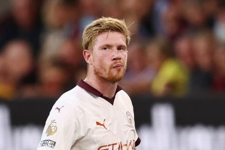 Reaksi gelandang Man City, Kevin De Bruyne, ketika meninggalkan lapangan seusai menderita cedera dalam laga Premier League 2023-2024 yang mempertemukan Burnley vs Man City di Stadion Turf Moor pada 11 Agustus 2023. Terkini, Pep Guardiola memastikan De Bruyne menderita cedera hamstring dan absen selama beberapa bulan. (Foto oleh Darren Staples / AFP).