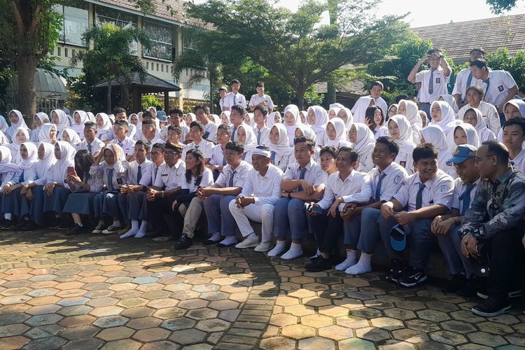Dedi Mulyadi Larang Siswa Bawa HP ke Sekolah, Atasi Kecanduan Medsos