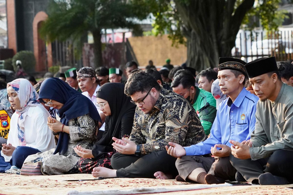 Pemkab Kediri, Jawa Timur, menggelar doa bersama di halaman kantor Pemkab di Jalan Soekarno-Hatta, Senin (1/9/2025), usai kerusuhan besar yang terjadi pada Sabtu (30/8/2025).