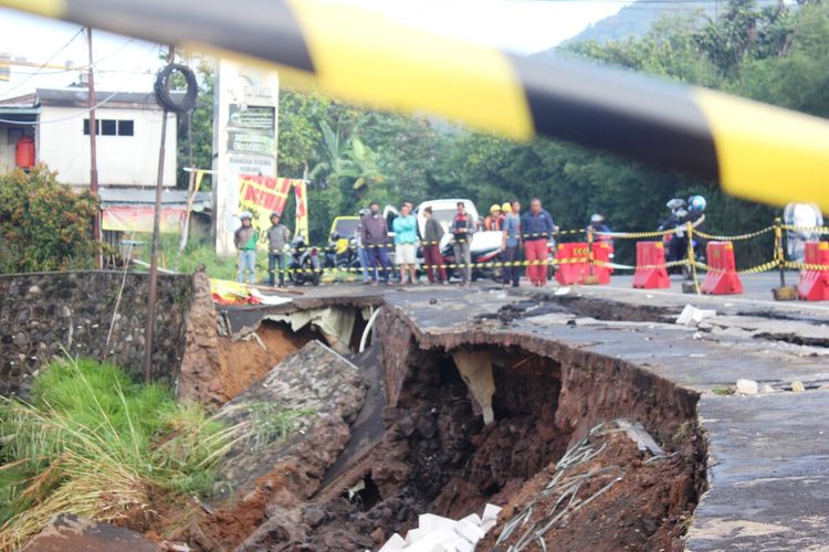 Kondisi jalur Puncak di kawasan Ciloto, Cianjur, Jawa Barat, yang ambrol akibat longsor dan banjir bandang, Kamis (29/4/2021). Akibat peristiwa tersebut bangunan bioskop jebol dan belasan rumah warga sempat terendam.