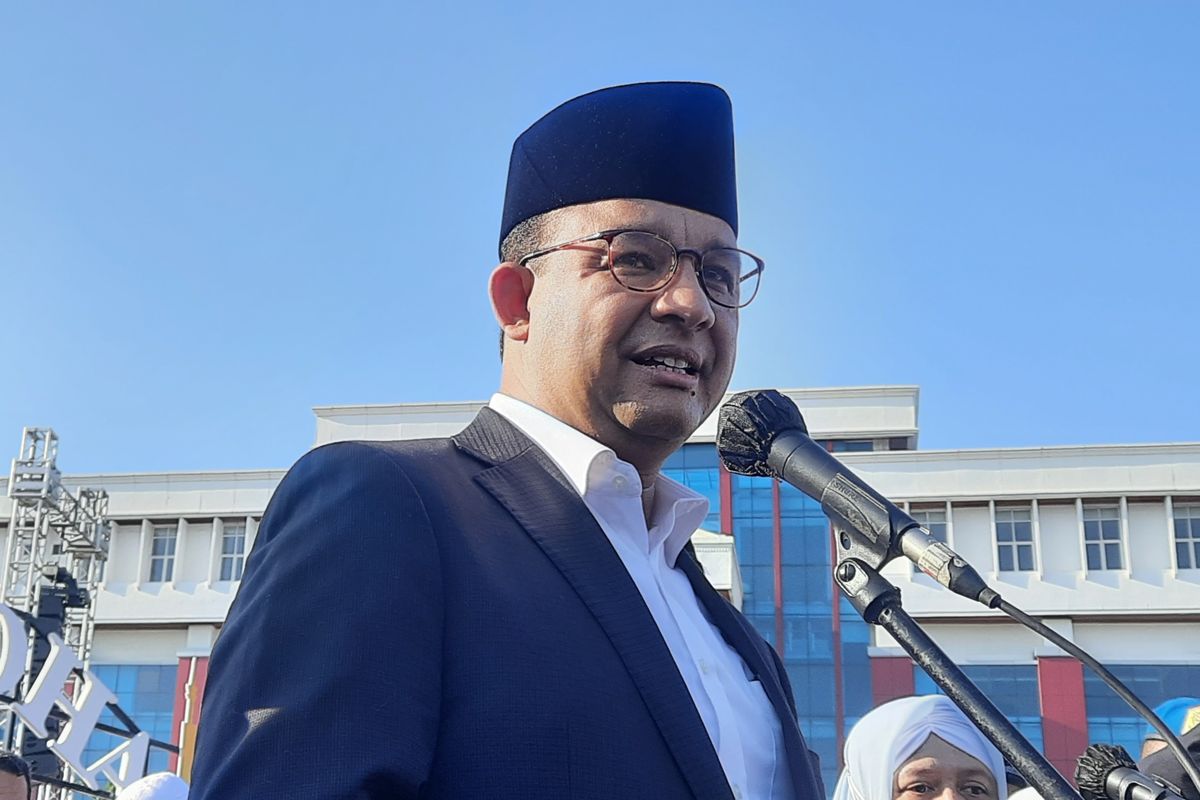 Gubernur DKI Jakarta Anies Baswedan didampingi istrinya saat Hari Raya Idul Adha di Jakarta International Stadium (JIS), Jakarta Utara, Minggu (10/7/2022).