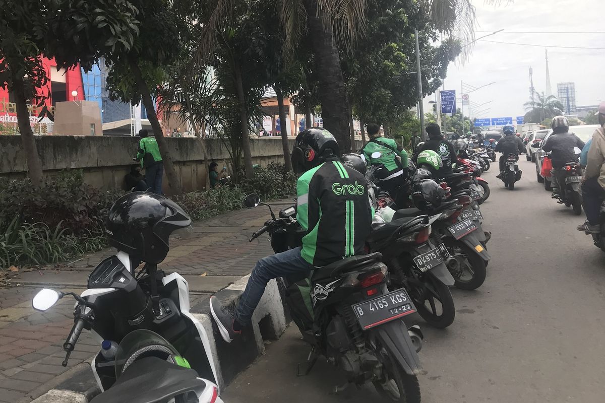 Driver ojek online menunggu order di kawasan perbelanjaan Mangga Dua, Senin (6/5/2019). Beberapa driver mengeluhkan titik penjemputan penumpang yang kian jauh, setelah penerapan Peraturan Menteri Nomor 12 Tahun 2019 soal penerapan tarif ojek online. 