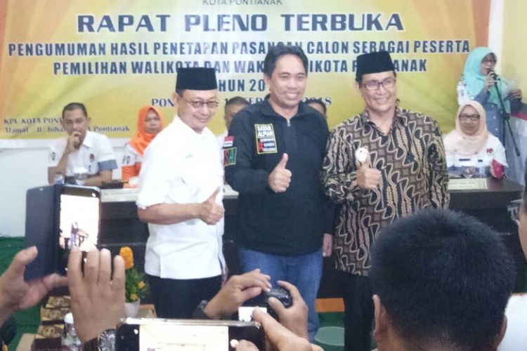 Tiga calon Wali Kota Pontianak (dari kiri) Edi Kamtono, Satarudin dan Harry Adrianto berfoto bersama usai penetapan calon di KPU Kota Pontianak (12/2/2018)