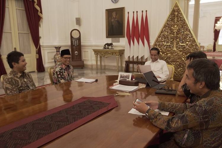 Presiden Joko Widodo saat wawancara khusus dengan tim Kompas.com di Ruang Oval, Istana Merdeka, Jakarta, Senin (5/6/2017).