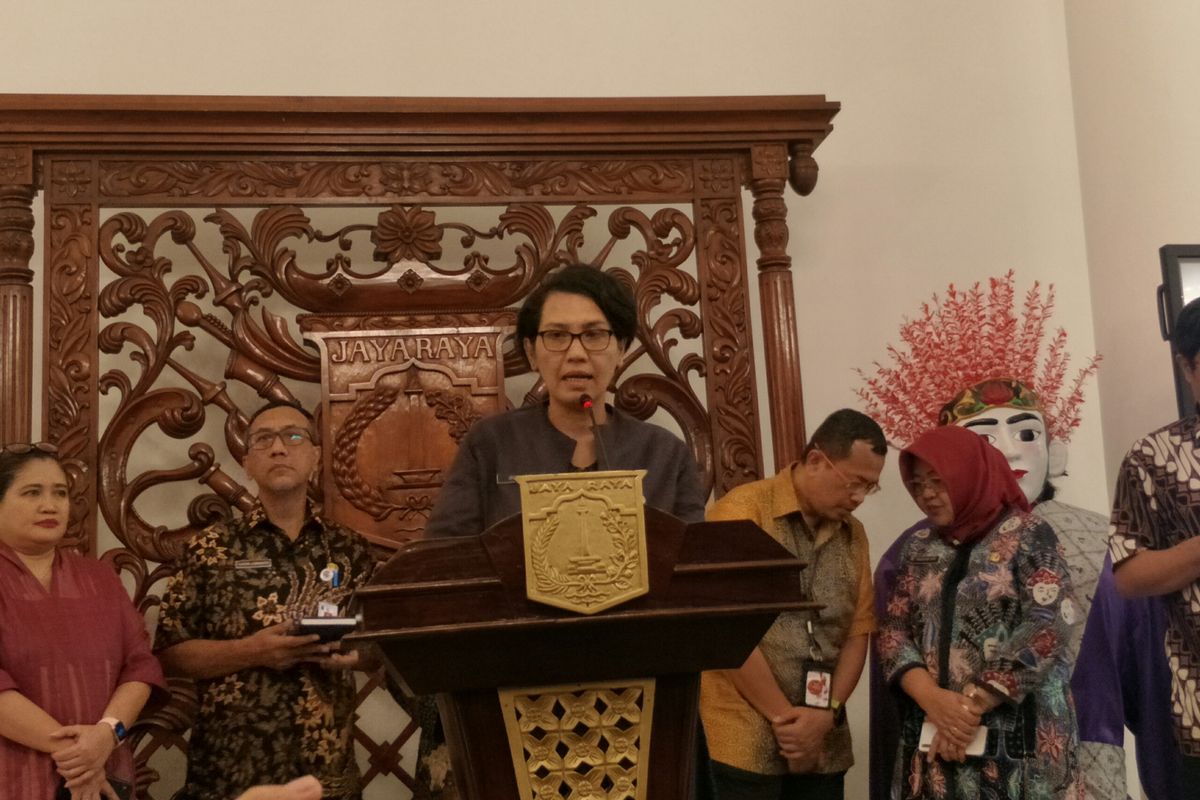 Deputi Gubernur Bidang Pengendalian Kependudukan dan Permukiman DKI Jakarta Suharti (berbicara menggunakan mikrofon) dalam konferensi pers di Balai Kota DKI Jakarta, Kamis (12/3/2020).