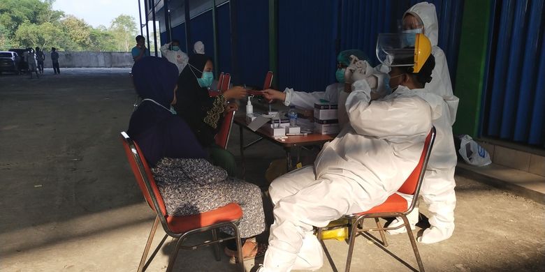 Tenaga Kesehatan di pos penyekatan Tol Suramadu Sisi Madura di Perumahan Toko Desa Petapan Kecamatan Labang Bangkalan Madura Jawa Timur, Senin (7/6/2021).