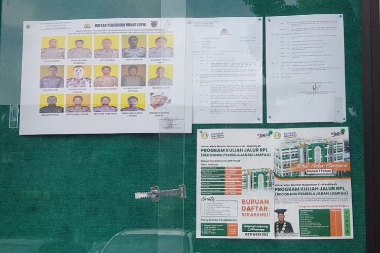 Poster 15 anggota Polrestabes Medan masuk Daftar Pencarian Orang (DPO) ditempel di papan pengumuman di Polrestabes Medan pada Rabu (19/6/2024). 