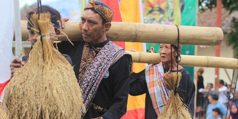 Prosesi Seren Taun telah ada sejak zaman Sunda kuno yang awalnya sebagai simbol penghormatan kepada Nyi Pohaci Sanghyang Asri, seorang Dewi Padi pada kepercayaan Sunda kuno.