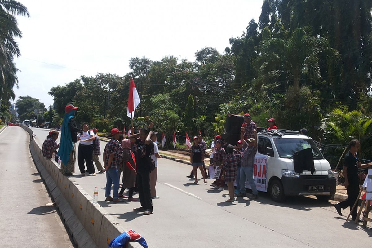 Massa pro terdakwa kasus dugaan penodaan agama Basuki Tjahaja Purnama alias Ahok saat berunjuk rasa di depan Auditorium Kementerian Pertanian, Jalan RM Harsono, Ragunan, Jakarta Selatan, Selasa (4/4/2017) pagi.