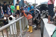 Daihatsu Xenia Tertabrak KA Argo Bromo di Semarang, 2 Orang Tewas