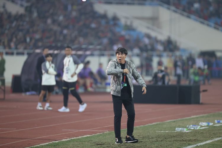 Ekspresi Shin Tae-yong kala memberikan instruksi kepada anak asuhnya dalam laga leg kedua semifinal Piala AFF 2022 antara Vietnam vs Indonesia di Stadion My Dinh, Hanoi, 9 Januari 2023. 
