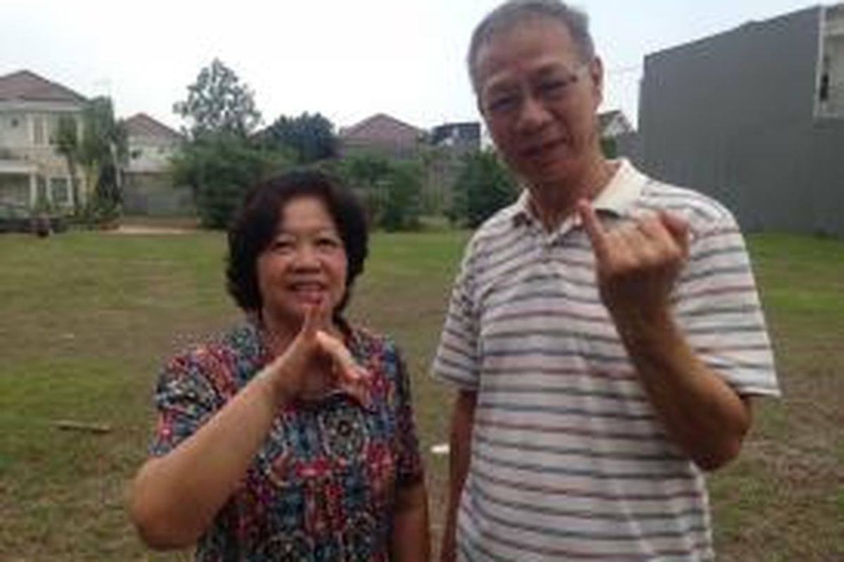 Pasangan lansia Susanto (66) dan Evi (65) yang ikut menggunakan hak pilihnya di Tempat Pemungutan Suara (TPS) 17, tempat calon wali kota Tangerang Selatan Airin Rachmi Diany memilih, komplek Sutera Narada, Alam Sutera, Tangerang Selatan, Rabu (9/12/2015) siang. 


