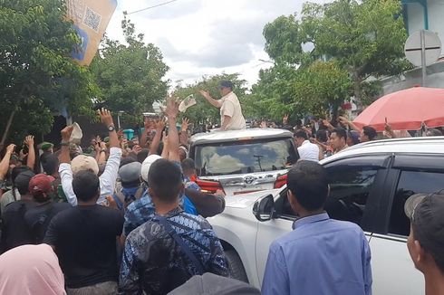 Saat Menhan Prabowo Bagi-bagikan Kaus Usai Kunjungan Kerja di Blora