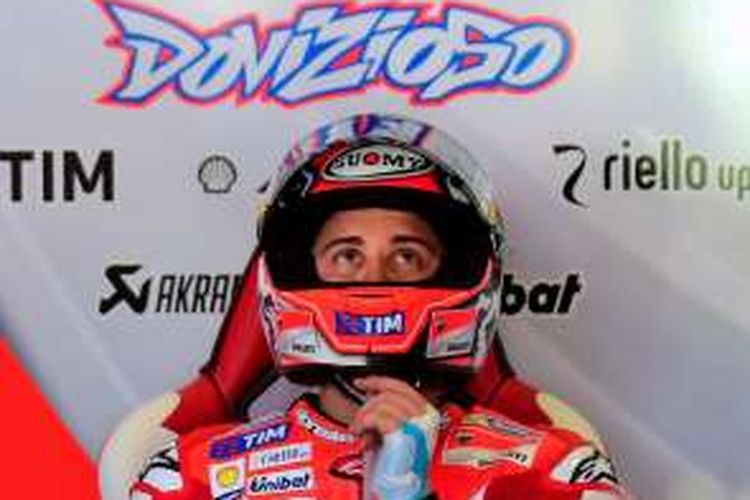 Pebalap Ducati asal Italia, Andrea Dovizioso, menunggu di paddock Sirkuit Le Mans pada sesi latihan kedua GP Perancis, Jumat (22/4/2016).