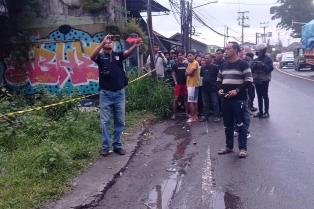 Polisi melakukan olah tempat kejadian perkara (TKP) di rumah kosong yang menjadi tempat ditemukannya mayat perempuan nyaris tanpa busana di Caringin, Kabupaten Bogor, Jawa Barat, Rabu (29/1/2025) petang.