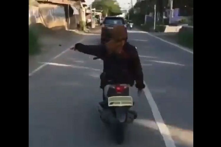 Gerakan tangan saat naik motor