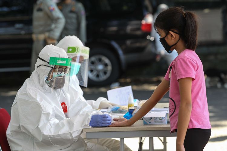 Petugas medis Dinas Kesehatan Kota Bogor melakukan rapid test Covid-19 massal di GOR Pajajaran Bogor, Sabtu (16/5/2020). Rapid test massal guna mencegah penyebaran virus Covid-19.
