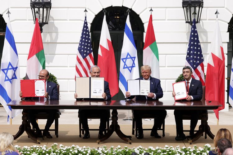 (Dari kiri ke kanan): Menteri Luar Negeri Bahrain Abdullatif bin Rashid Al Zayani, Perdana Menteri Israel Benjamin Netanyahu, Presiden Amerika Serikat Donald Trump, dan Menteri Luar Negeri Uni Emirat Arab Abdullah bin Zayed bin Sultan Al Nahyan ketika menandatangani Perjanjian Abraham di Bangsal Selatan, gedung Putih, pada 15 September 2020. Diksaksikan Trump, Netanyahu meneken perjanjian damai dengan Uni Emirat Arab, dan deklarasi niat untuk berdamai dengan Bahrain.