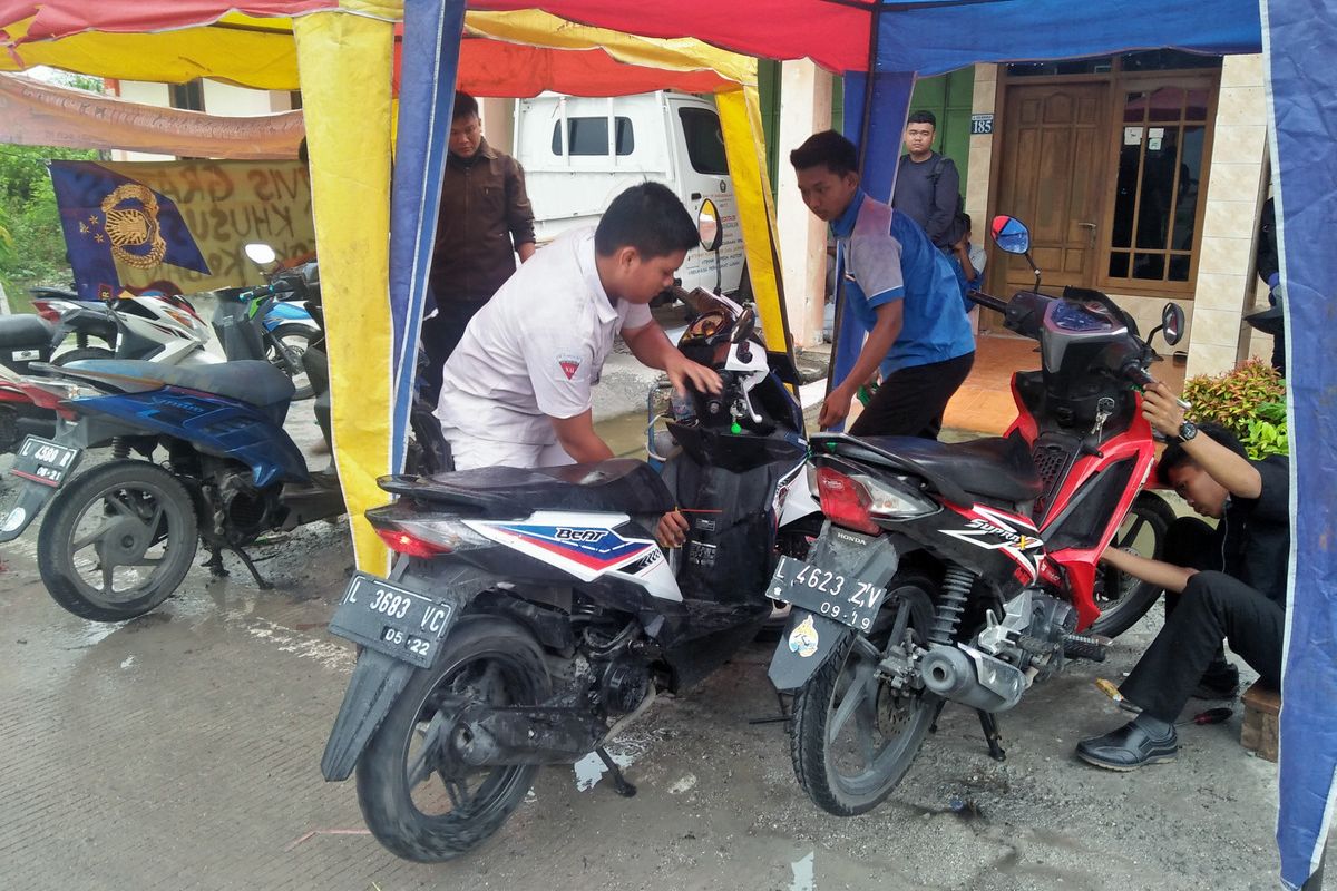 Para siswa terlihat antusias memperbaiki motor pengendara yang mogok di Jalan Raya Morowudi, Rabu (8/1/2020).