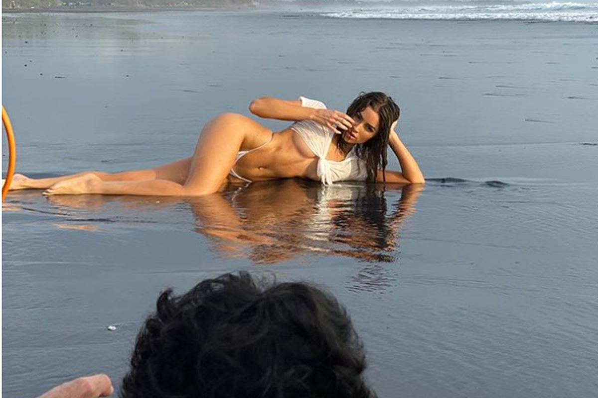 Olivia Culpo berpose di salah satu pantai di Bali