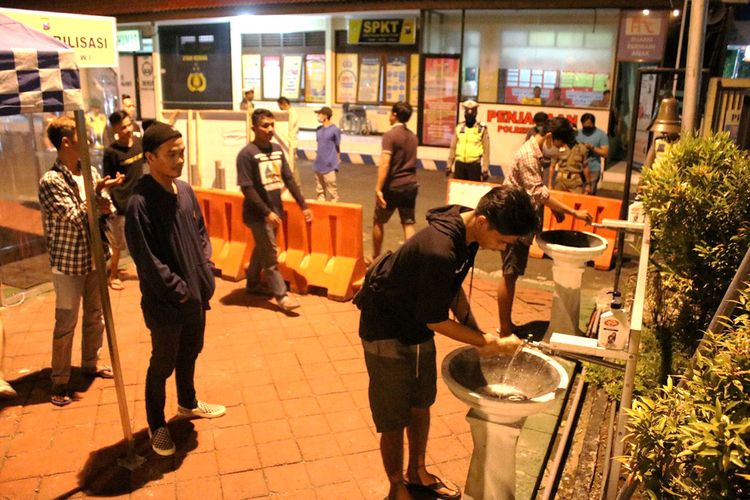 Keyword : Kepolisian Resor Ngawi, Jawa Timur mengamankan 36 warga yang nekat nongkrong di warung kopi angkringan tengah malam.
