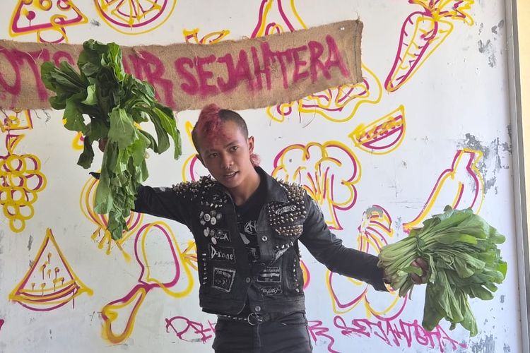Hafid (22), anak punk jualan sayur.