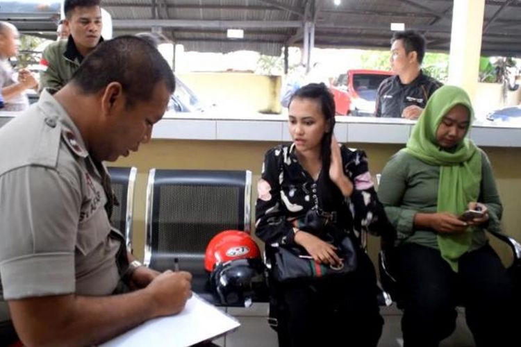 Puluhan warga Kota Baubau, Sulawesi Tenggara, diduga menjadi korban penipuan arisan online di akun Facebook.  Sedikitnya 18 korban yang dominan adalah ibu rumah tangga ini datang melapor ke Mapolres Baubau dengan kerugian mencapai  ratusan juta rupiah.