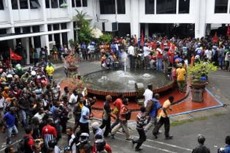 500-an massa dan simpatisan KNPB menggelar unjuk rasa di Kantor DPR Papua, Kamis (21/5/2015). 