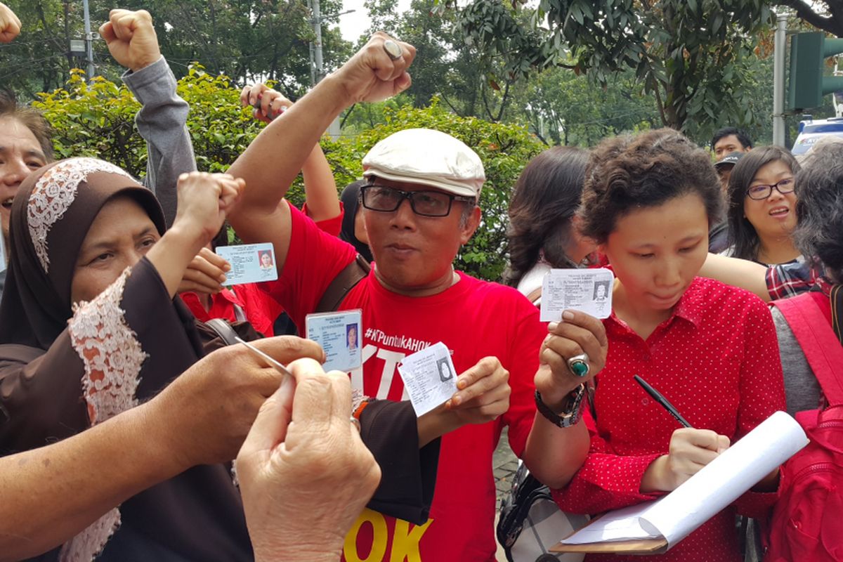 Massa pendukung Gubernur non-aktif DKI Jakarta Basuki Tjahaja Purnama (Ahok) berkumpul di depan Gedung Balai Kota DKI Jakarta, Jalan Medan Merdeka Selatan, untuk mengumpulkan KTP jaminan penangguhan penahanan, Kamis (11/5/2017).