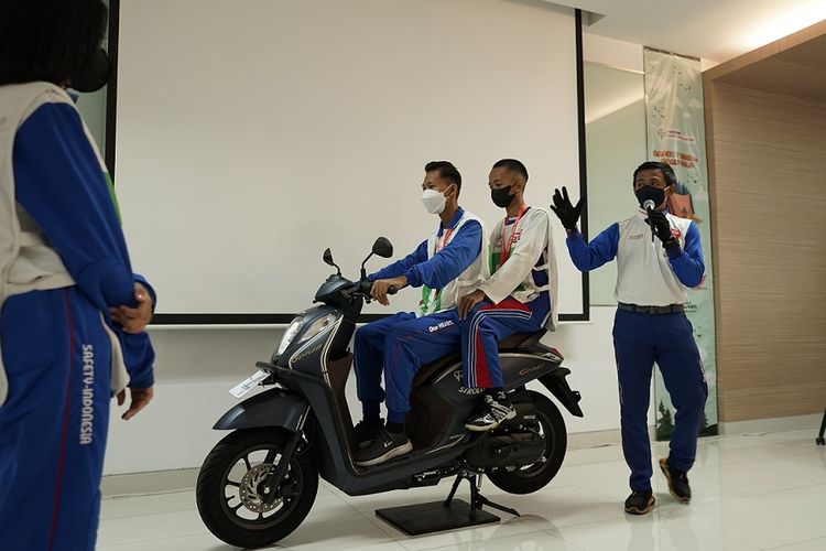 Yayasan Astra Honda Motor (Yayasan AHM) mengajak 45 duta safety riding dari lima sekolah binaan setingkat Sekolah Menengah Atas (SMA) untuk mengikuti Safety Riding Camp (SR Camp).