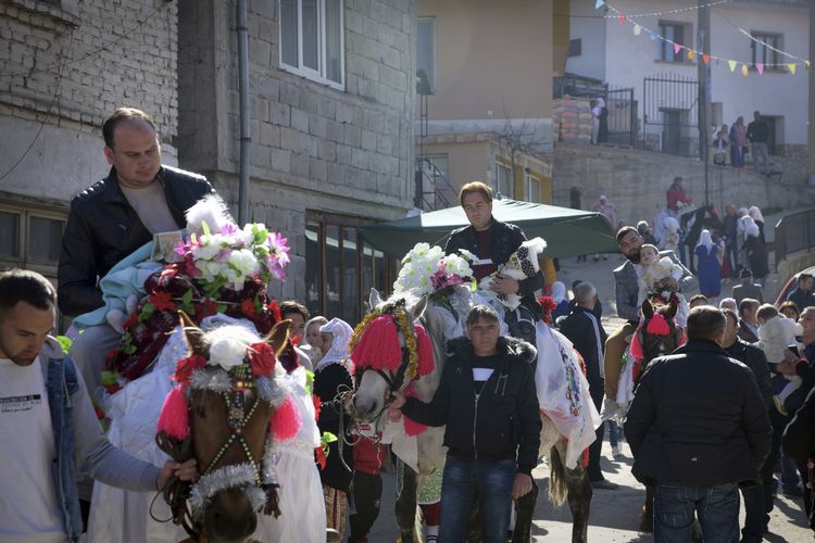 Para anak laki-laki yang diarak orangtuanya dalam tradisi sunatan massal di desa Ribnova, Bulgaria pada Minggu (11/4/2021), jelang Ramadhan 2021. [Jordan Simeonov/AP Photo]