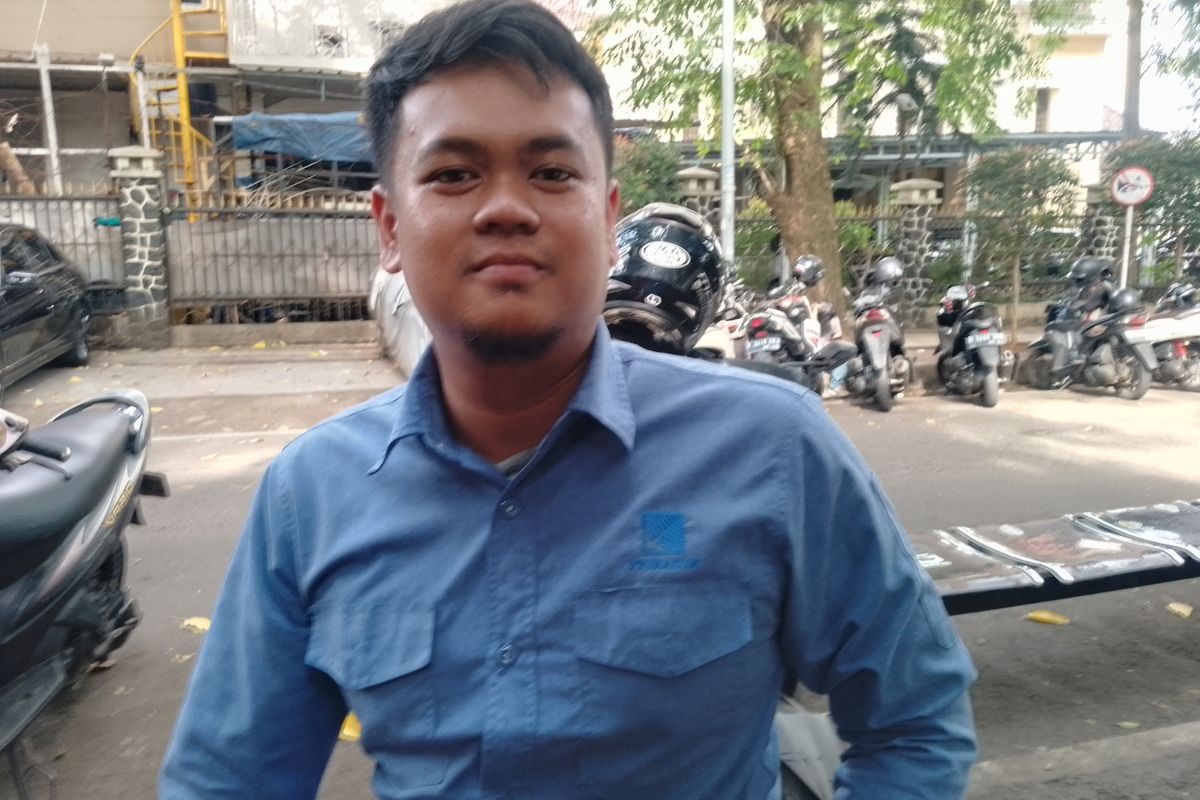 Andi (30), seroang teknisi internet yang merupakan warga Parakan Saat, Kecamatan Arcamanik mengaku merasakan dampak butuh akibat kecamatan di Kota Bandung, Jawa Barat, Kamis (16/1/2025).