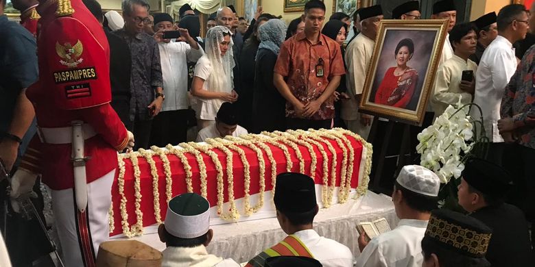 Jenazah Ani Yudhoyono Tiba Di Rumah Duka Di Puri Cikeas<script async src=