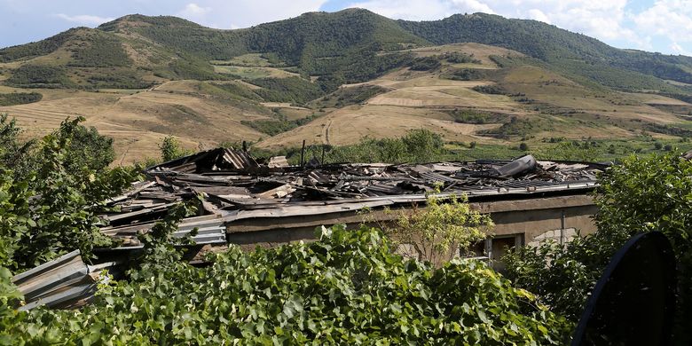 Kondisi rumah yang hancur akibat konflik perbatasan Azerbaijan-Armenia, di Desa Aygepar, Provinsi Tavush, Armenia, pada 15 Juli 2020.