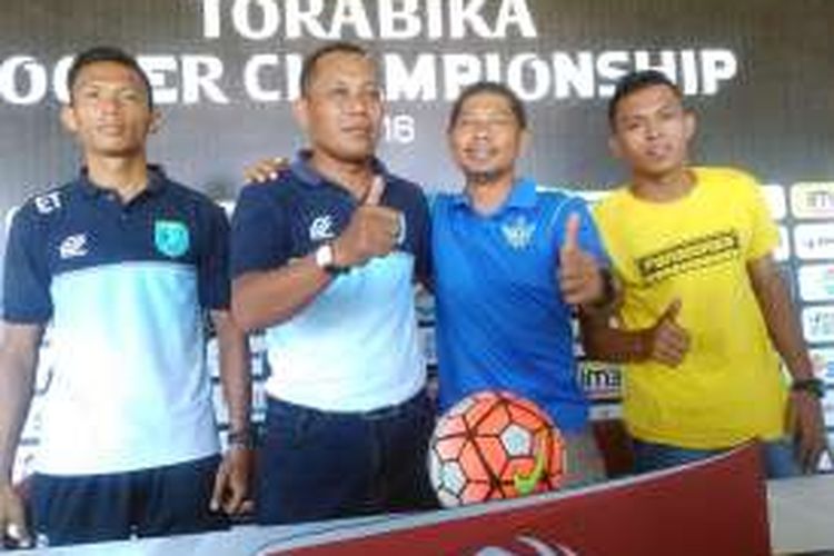 Pelatih caretaker Persegres Gresik United, Sasi Kirono (dua dari kanan).