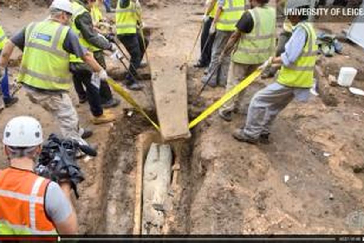 Para arkeolog Inggris menemukan peti batu di dalam peti batu yang lebih besar di Situs Leicester, dalam proyek penggalian musim panas 2013. Peti misterius ini ditemukan di dekat temuan makam Raja Richard III yang lama hilang seiring hancurnya bekas biara, yang saat lokasinya ditemukan telah berubah menjadi lahan parkir.