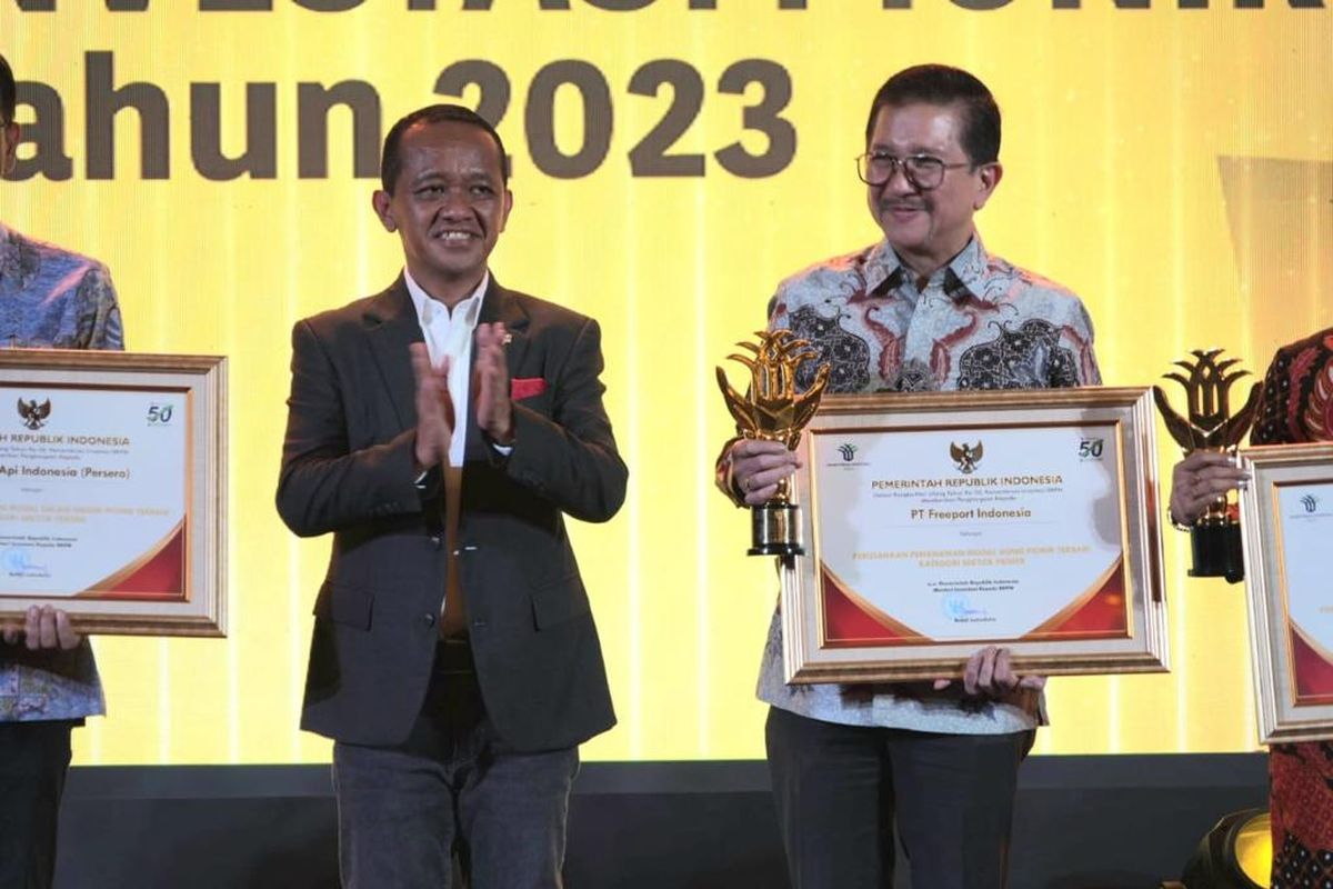 PT Freeport Indonesia menerima Anugerah Investasi Pionir 2023 dari Kementerian Investasi atas kontribusi perusahaan terhadap investasi berkelanjutan. Pemberian penghargaan itu bertepatan dengan malam puncak perayaan Hari Ulang Tahun (HUT) ke-50 Kementerian Investasi/BKPM dengan tema ?Investasi Tumbuh, Indonesia Maju? di Jakarta, Jumat (26/5/2023).
