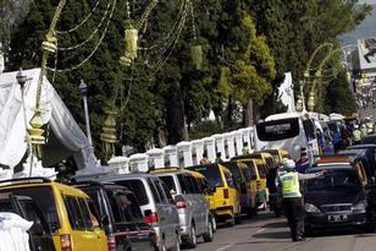 Lalu lintas di depan pintu gerbang Istana Cipanas mulai padat saat akad nikah Edhie Baskoro Yudhoyono bersama Siti Alya Rubi Rajasa berlangsung, Kamis (24/11/2011). Putra kedua Presiden Republik Indonesia, Susilo Bambang Yudhoyono, menikahi putri Menteri Koordinasi Perekonomian, Hatta Rajasa, dengan menggunakan adat Palembang. 