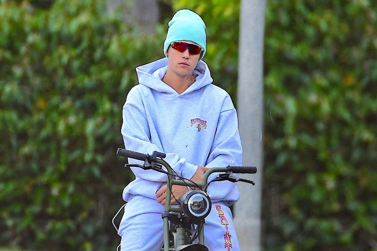 Justin Bieber bersepeda sambil mengenakan Off White - Air Jordan langka.