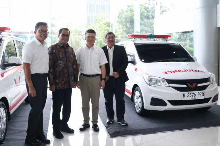 Wuling Motors mendonasikan dua unit ambulans berbasis New Confero kepada Yayasan Bahtera Maju Indonesia