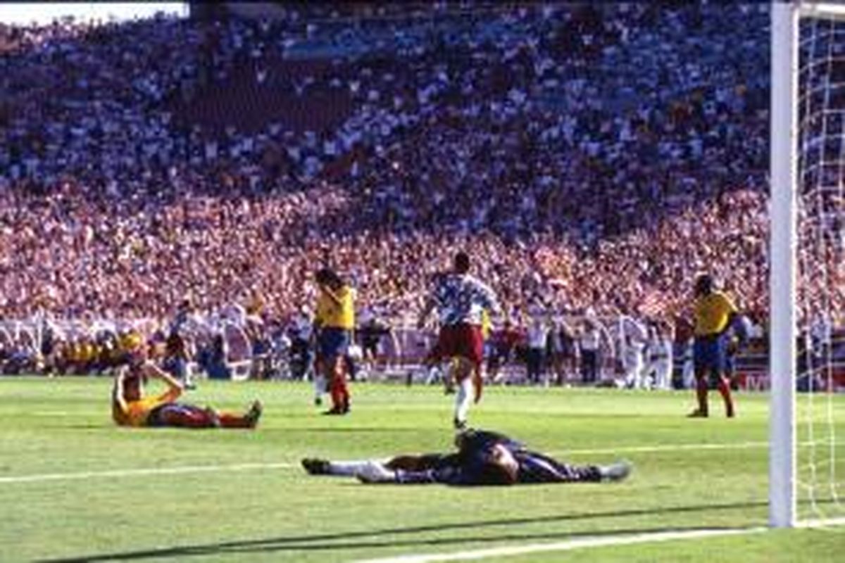 Andreas Escobar (kiri) saat mencetak gol bunuh diri ketika menghadapi Amerika Serikat pada Piala Dunia 1994 di Stadion Rose Bowl, Los Angeles, 22 Juni 1994