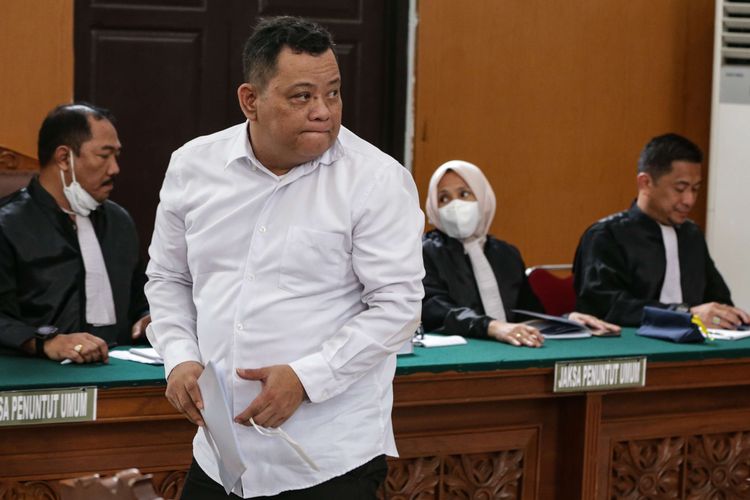 Terdakwa kasus pembunuhan berencana Brigadir Nofriansyah Yosua Hutabarat atau Brigadir J, Kuat Ma'ruf meninggalkan ruang sidang usai pembacaan pleidoi atau nota pembelaan di Pengadilan Negeri Jakarta Selatan, Jakarta, Selasa (24/1/2023).