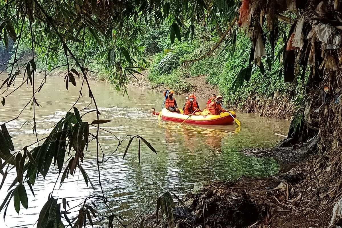 Tim SAR gabungan mencari lansia 70 tahun yang hanyut di Kali Ciliwung tepatnya di wilayah Kemiri Muka, Beji, Jawa Barat pada Sabtu (19/12/2020).