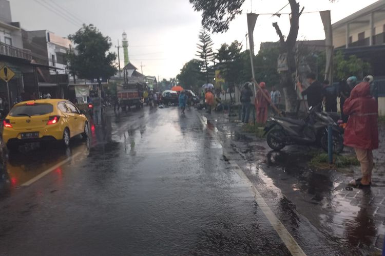 Situasi TKP kecelakaan pikap dan sepeda motor hingga tewaskan 4 orang di Jalan Raya Asrikaton, Kecamatan Pakis, Kabupaten Malang, Minggu (11/6/2023).