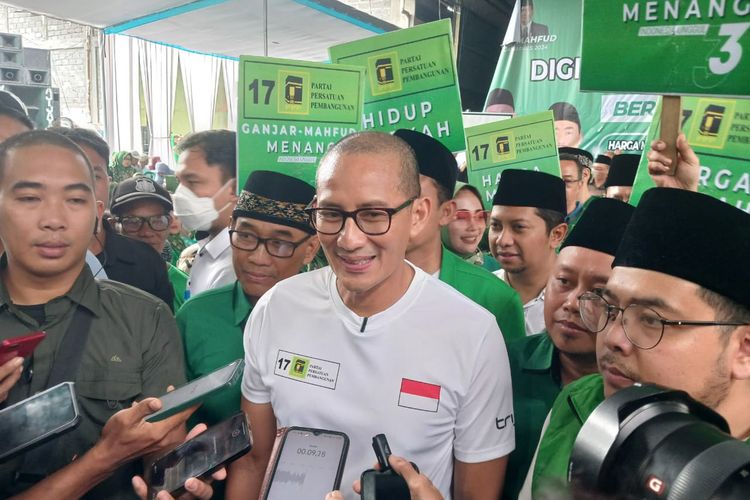 Sandiaga Salahuddin Uno (tengah) saat memberikan komentar kepada awak media usai acara di Kecamatan Menganti, Gresik, Jawa Timur, Jumat (19/1/2024).