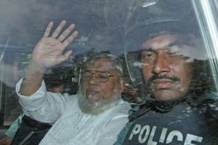 Ali Ahsan Mohammad Mujahid (65), tokoh senior partai Jamaat-e-Islami, melambaikan tangan dari dalam mobil yang membawanya dari penjara menuju ke pengadilan di ibu kota Dhaka. Mujahid akhirnya dijatuhi hukuman mati karena dianggap terbukti melakukan kejahatan perang dalam perang kemerdekaan Banglades 1971.