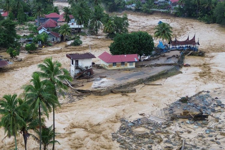 Foto udara sejumlah rumah bendungan diterjang banjir bandang di kawasan Gunung Nago, Padang, Sumatera Barat, Jumat (28/11/2025). Banjir bandang terjadi pada Jumat (28/11/2025) dini hari dan semakin meluas akibat jebolnya bendungan Gunung Nago di Pauh, sehingga mengakibatkan jembatan putus, sejumlah rumah rusak dan warga mengungsi.