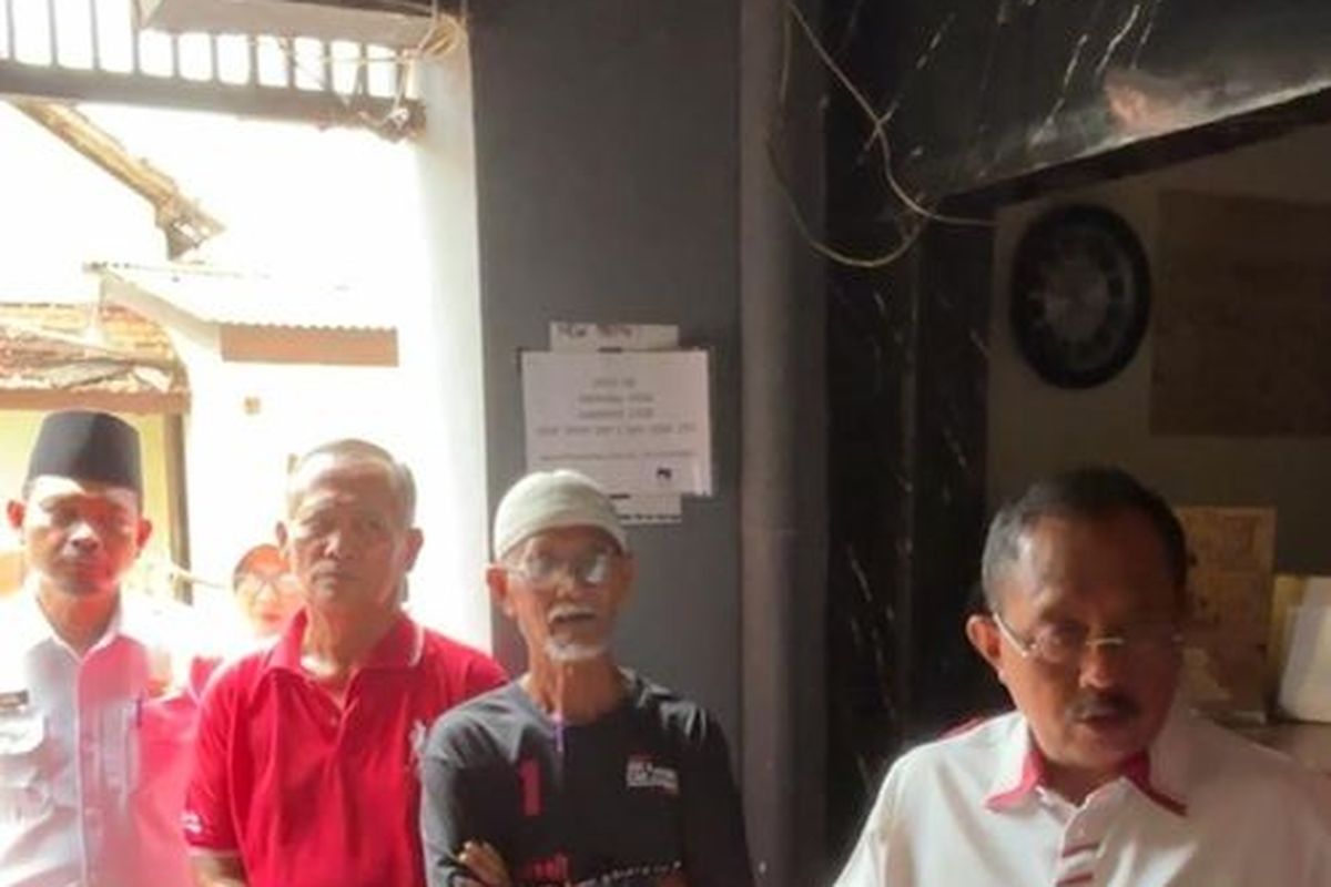 Wakil Wali Kota Surabaya, Armuji, saat inspeksi mendadak di hotel ilegal di Sukolilo, Surabaya, Rabu (12/3/2025)