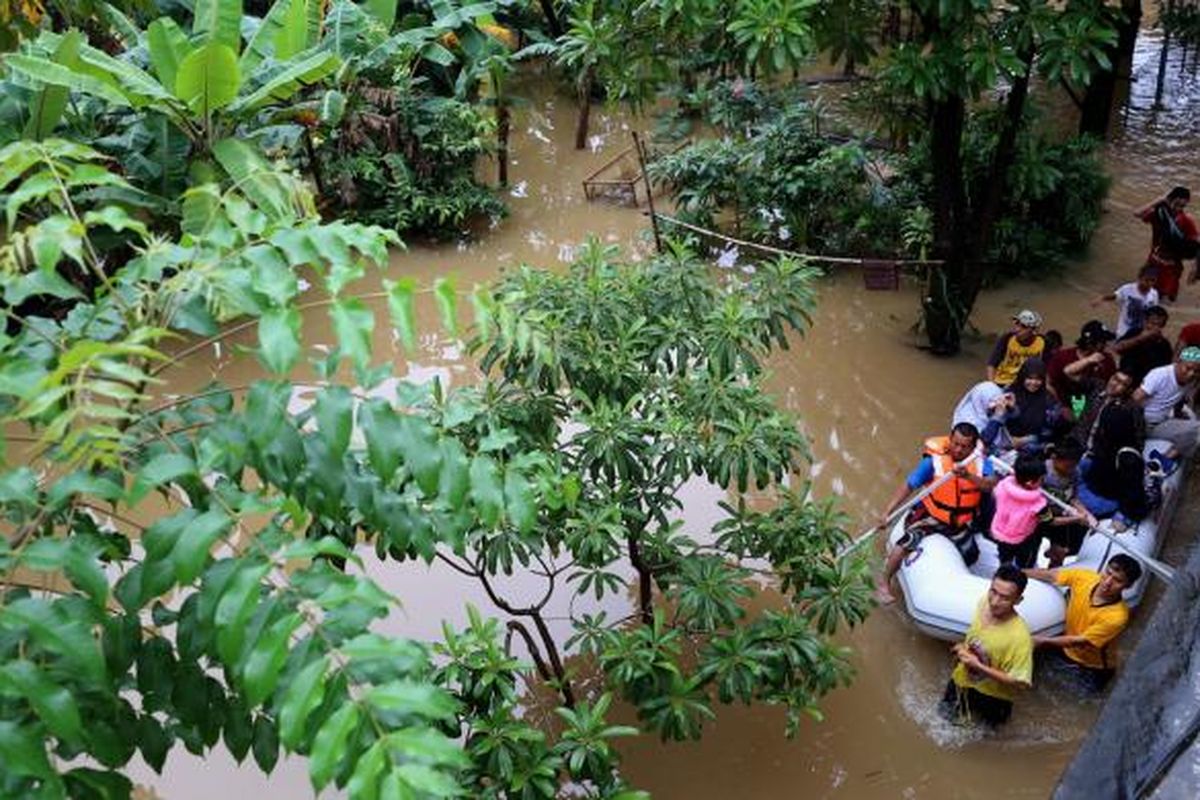 Warga menggunakan perahu untuk menuju rumahnya yang terendam banjir di Kelurahan Cipinang Melayu, Kecamatan Makasar, Jakarta Timur, Senin (20/2/2017). Banjir kerap terjadi menyusul meluapnya Kali Sunter yang melintasi Cipinang Melayu, ditambah, curah hujan yang tinggi sepanjang hari kemarin.