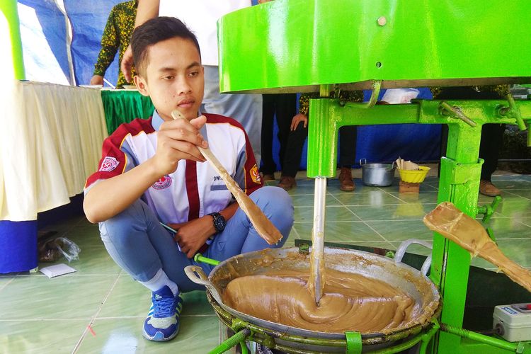 Prihatin dengan beratnya proses pembuatan jenang candi, sejumlah siswa SMK Yosonegoro Kabupaten Magetan membuat mesin pengaduk jenang. Dengan mesin buatan mereka tersebut, hasil jenang candi senmakin legit dan waktu yang dibutuhkan semakin singkat. 